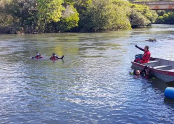 Mulher deixa recado no Facebook, se joga de ponte e é encontrada com vida por pescadores