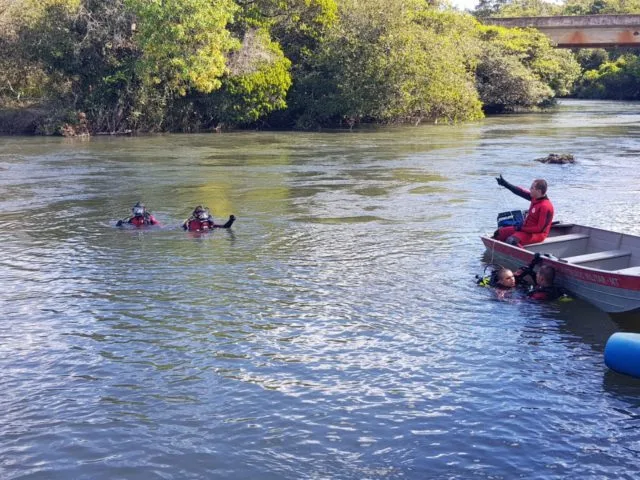 Mulher deixa recado no Facebook, se joga de ponte e é encontrada com vida por pescadores