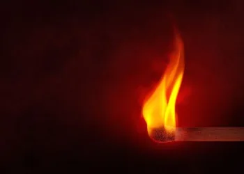 Idosa incendeia a própria casa para expulsar convidados de festa de fim de ano