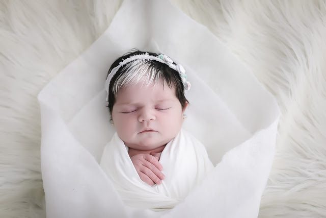 Bebê nasce com franja branca em BH e faz sucesso nas redes sociais.