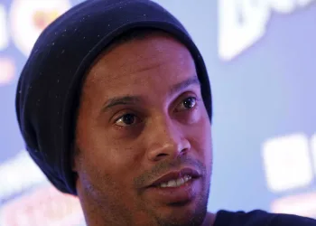 Ronaldinho Gaúcho reata com namoradas e vão curtir Ano Novo em Búzios