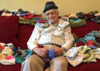 SENHOR DE 86 ANOS TRICOTA GORRINHOS PARA BEBÊS PREMATUROS DE UTI EM SEU TEMPO LIVRE