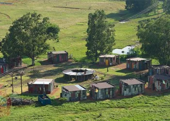 Hotel simula favela para clientes de luxo experimentarem a pobreza