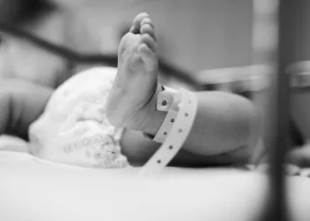 Mulher dá à luz enquanto comete suicídio por enforcamento