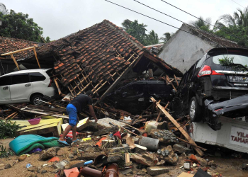 Drones e cães ajudam no resgate a vítimas de tsunami na Indonésia