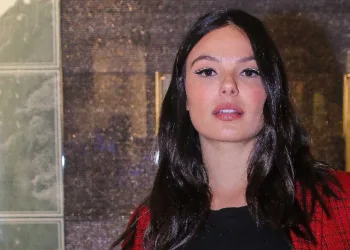 Isis Valverde surge com barriga de fora um mês após dar à luz Rael