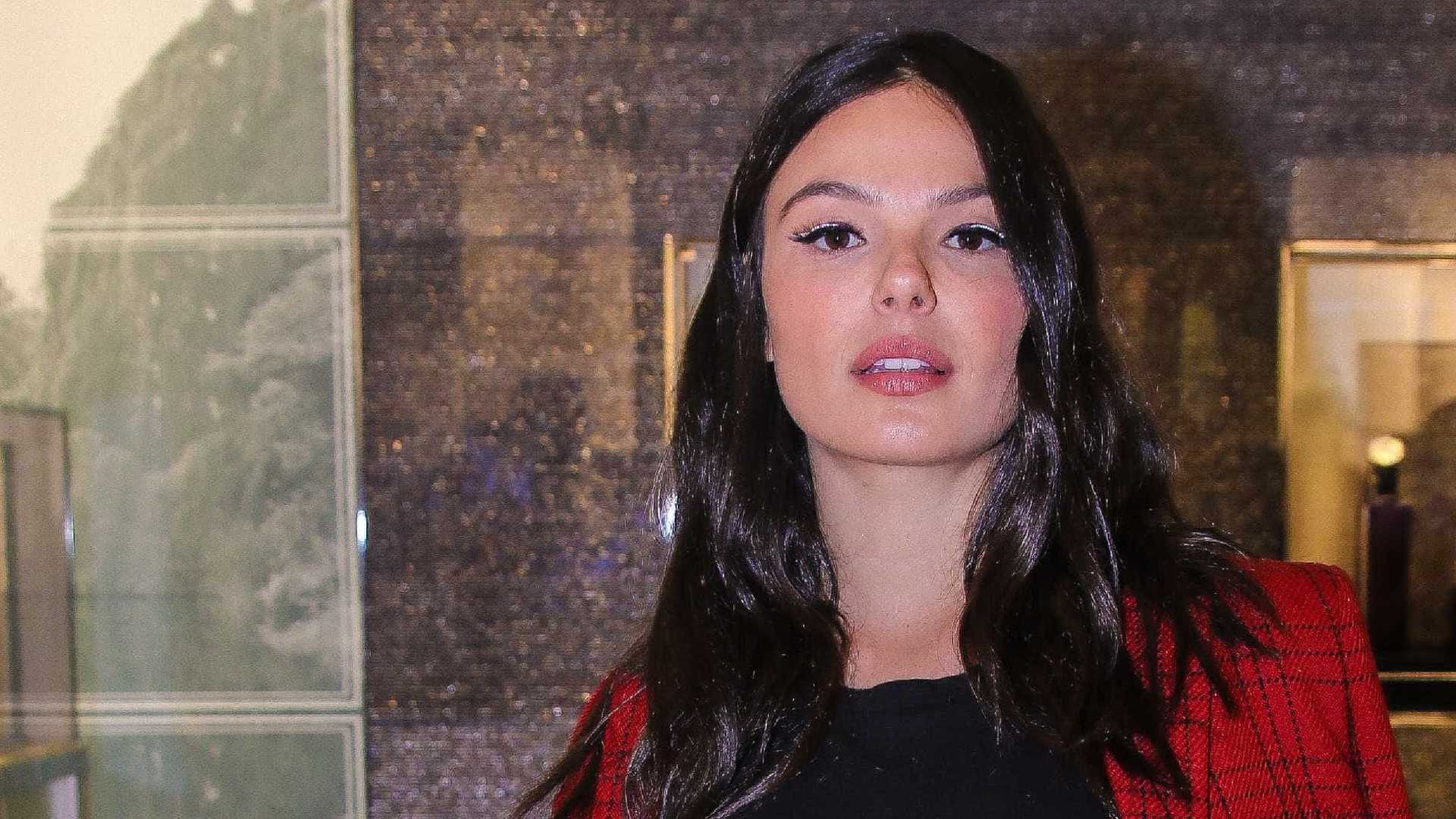 Isis Valverde surge com barriga de fora um mês após dar à luz Rael