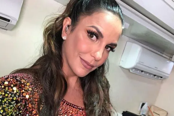 Ivete Sangalo posta foto com a família completa no Natal e cabelo do filho chama atenção