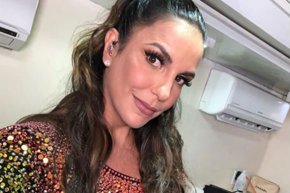 Ivete Sangalo posta foto com a família completa no Natal e cabelo do filho chama atenção
