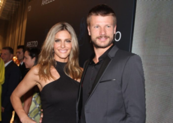 De topless, Fernanda Lima faz faxina com Rodrigo Hilbert