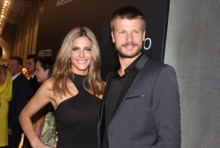 De topless, Fernanda Lima faz faxina com Rodrigo Hilbert