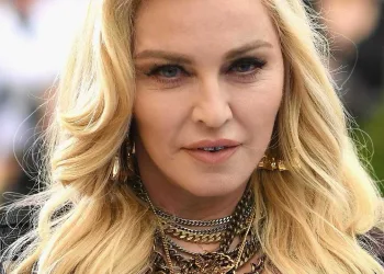 Madonna posta mesma selfie com Anitta e fala de encontro em estúdio