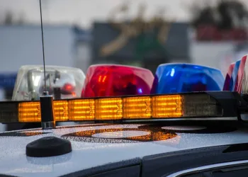 Motorista sofre picada de marimbondo e tomba ambulância com grávida no RJ