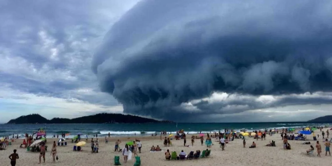 Nuvem gigante assusta turistas e moradores de Florianópolis