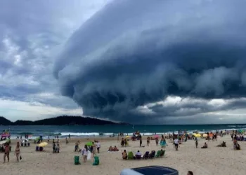 Nuvem gigante assusta turistas e moradores de Florianópolis