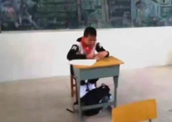 Professor afasta menino com câncer de outros alunos por achar que é “contagioso”