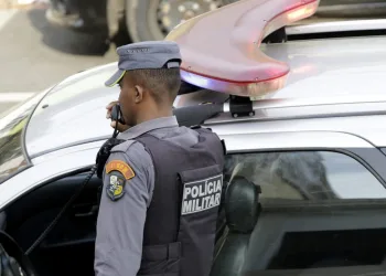 Em festa de família, homem zomba de avó deficiente e apanha de facão do padrasto