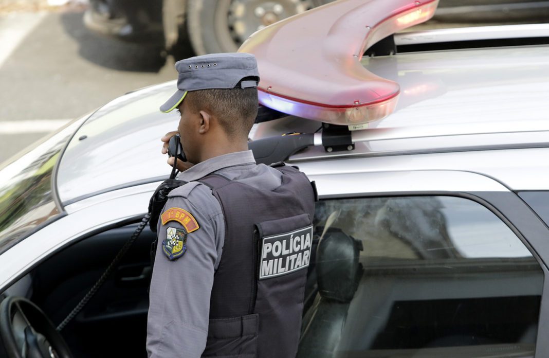 Em festa de família, homem zomba de avó deficiente e apanha de facão do padrasto