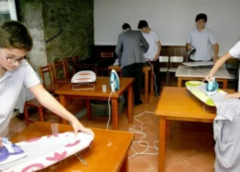 Colégio  ensina meninos a cozinhar, limpar e passar roupa