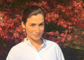 Em clique raro, Renata Vasconcellos aparece ao lado da irmã gêmea