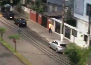 homem ateia fogo em morador de rua após acusá-lo de roubo