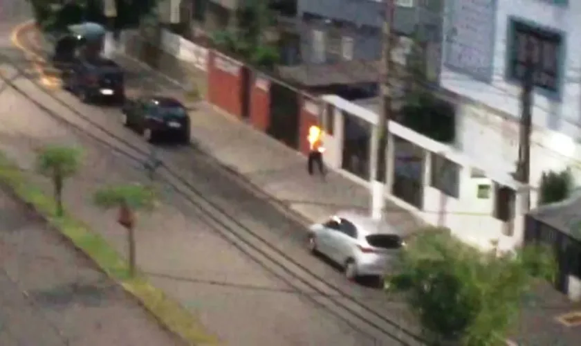 homem ateia fogo em morador de rua após acusá-lo de roubo