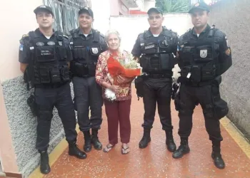 QUE LINDO!! EM UMA AÇÃO HEROICA POLÍCIA MILITAR SALVA VIDA DE IDOSA