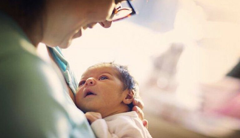 Você Pode Se Voluntariar Para Abraçar Bebês Viciados Em Drogas Para Ajudá-Los Na Recuperação