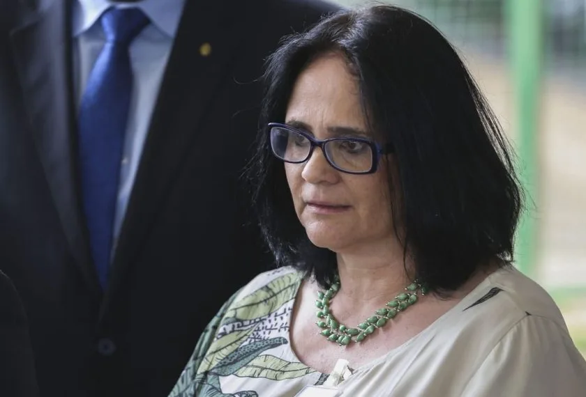 Damares confirma sofrer ameaças e aciona Polícia Federal