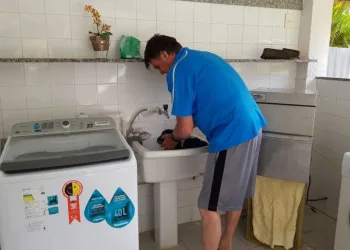 Em descanso na Marambaia, Bolsonaro divulga fotos lavando roupa