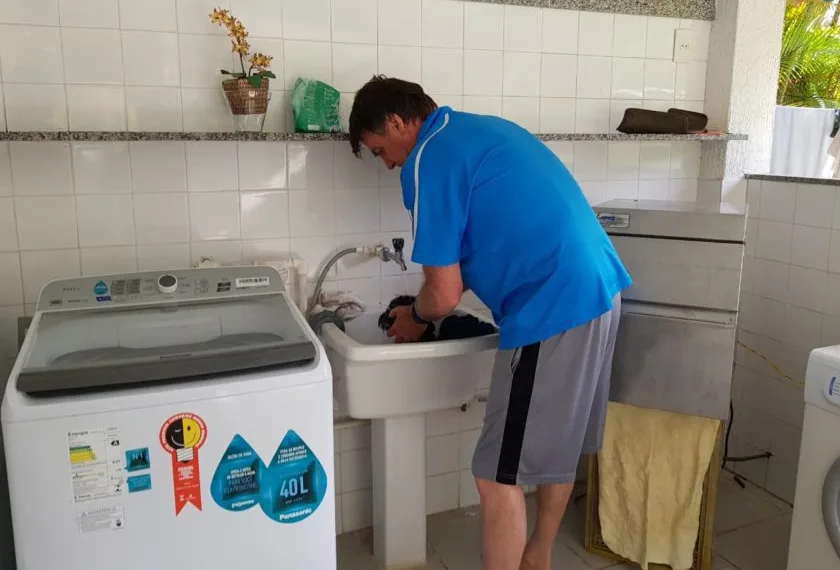 Em descanso na Marambaia, Bolsonaro divulga fotos lavando roupa