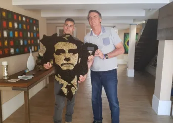 Bolsonaro exibe presente: mapa do Brasil feito com cartuchos de bala