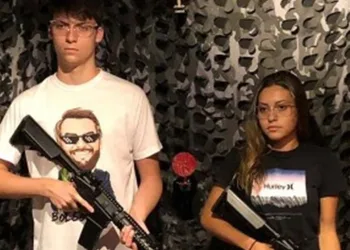 Um dia antes da posse, Bolsonaro Júnior vai a estande de tiro