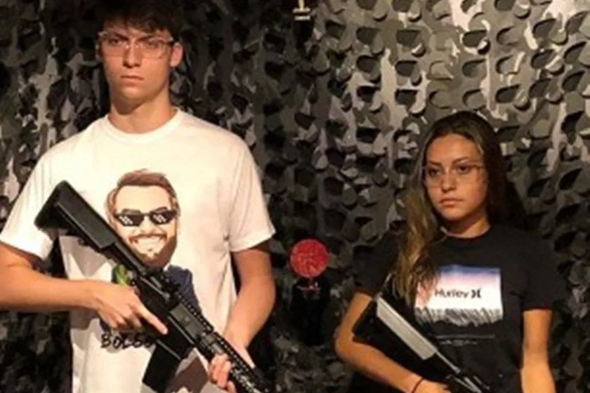 Um dia antes da posse, Bolsonaro Júnior vai a estande de tiro