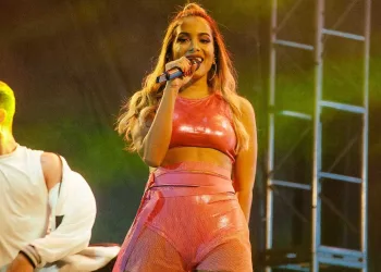 Anitta revela que pensa em parar de cantar em 15 anos