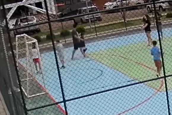 Revoltante! Pai segura menino e manda filho agredir a criança em vídeo
