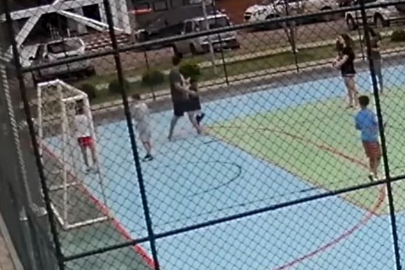 Revoltante! Pai segura menino e manda filho agredir a criança em vídeo