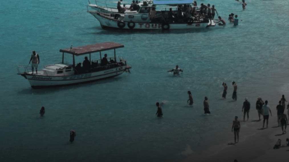 Paradisíaco e sem estrutura, Arraial do Cabo tem até engarrafamento de barcos