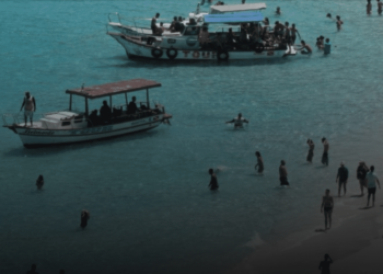 Paradisíaco e sem estrutura, Arraial do Cabo tem até engarrafamento de barcos
