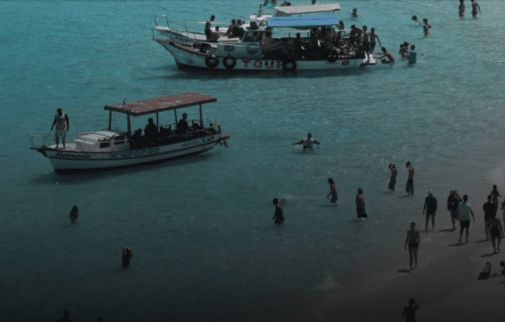 Paradisíaco e sem estrutura, Arraial do Cabo tem até engarrafamento de barcos