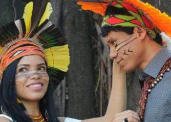 Índios Pataxó Se Formam Médicos, Vestidos A Caráter
