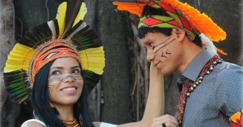 Índios Pataxó Se Formam Médicos, Vestidos A Caráter