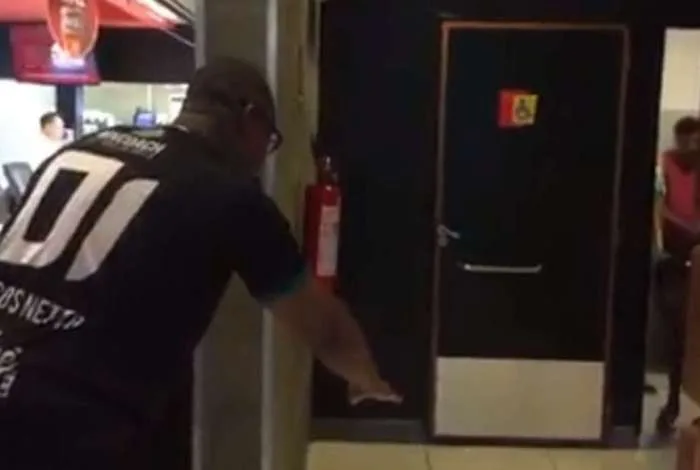 Comandante de batalhão negocia liberdade de reféns em McDonald’s da Zona Oeste