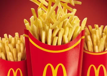 Funcionária do McDonald’s é demitida por dar batata ao Burger King