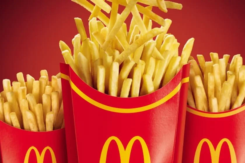 Funcionária do McDonald’s é demitida por dar batata ao Burger King