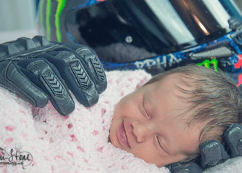 Foto de recém-nascida com luvas do pai falecido comove a internet.