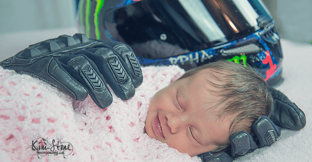 Foto de recém-nascida com luvas do pai falecido comove a internet.