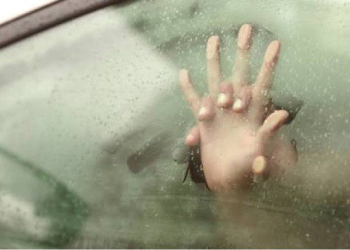 Casal é flagrado fazendo sexo em público e mulher surta com policiais