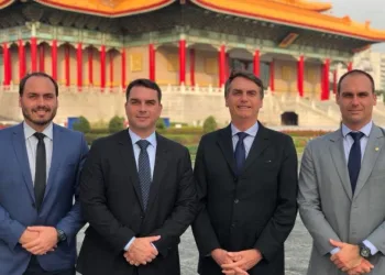 Bolsonaro recebe filho e se despede de seguranças da campanha