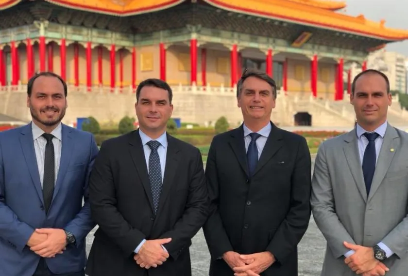 Bolsonaro recebe filho e se despede de seguranças da campanha